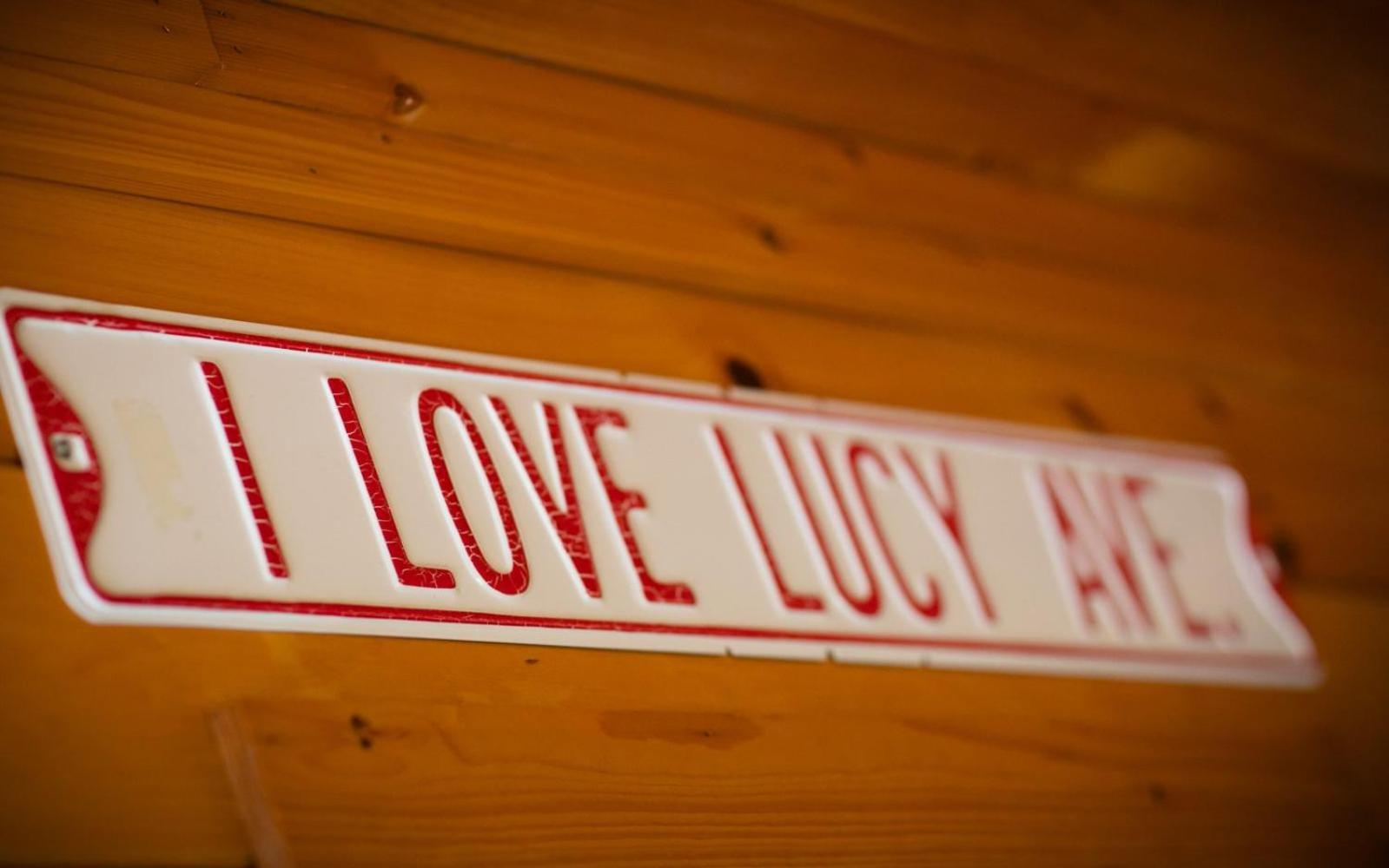 Hugs N Kisses Pool Table Hot Tub Pool Table Community Pool Close To Downtown Gatlinburg Dış mekan fotoğraf